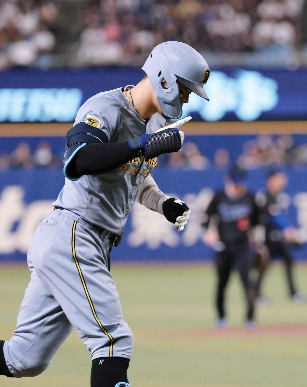 中日対阪神　7回表阪神無死一塁、佐藤輝明は2点本塁打を放ちダイヤモンドを1周する（撮影・上山淳一）