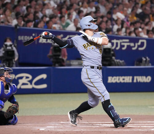 中日対阪神　7回表阪神無死一塁、2点本塁打を放つ佐藤輝明（撮影・森本幸一）