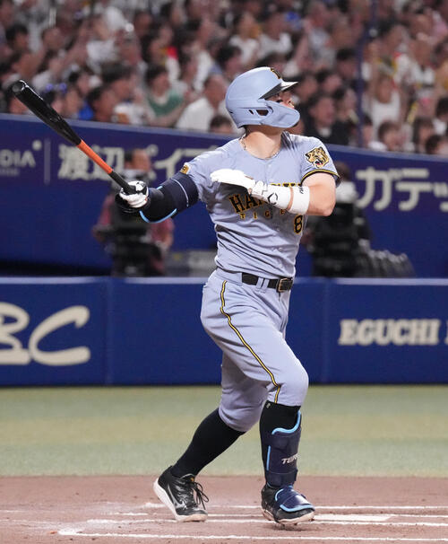 中日対阪神　7回表阪神無死一塁、右中間に2点本塁打を放つ佐藤輝明（撮影・森本幸一）