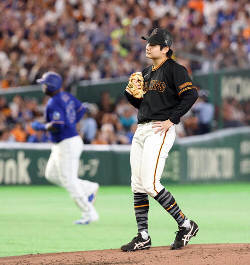 巨人対中日　4回表中日2死二塁、サノー（後方）に2点本塁打を浴びた竹丸和幸（撮影・浅見桂子）