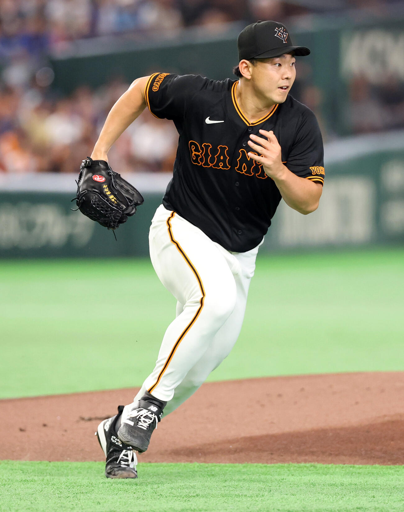 巨人対中日　1回表中日無死、岡林勇希の打球で一塁にダッシュする小笠原慎之介（撮影・浅見桂子）