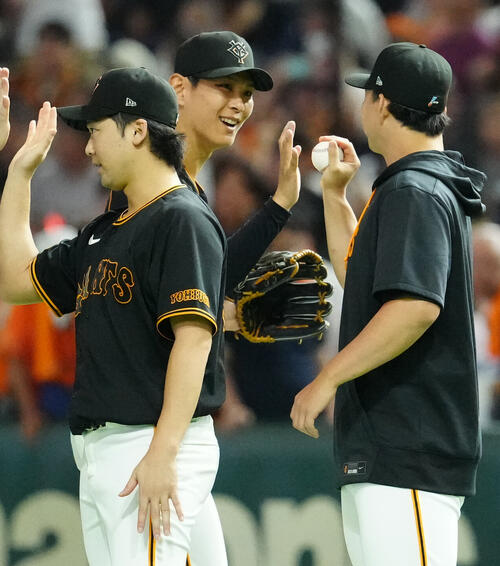 巨人対中日　試合後、巨人泉圭輔（中央）から勝利球を受け取る小笠原慎之介（撮影・江口和貴）