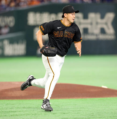 巨人対中日　1回表中日無死、岡林勇希の打球で一塁にダッシュする小笠原慎之介（撮影・浅見桂子）