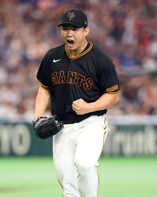 巨人対中日　5回表中日1死一、三塁、辻本倫太郎の一直併殺で雄たけびを上げてガッツポーズする小笠原慎之介（撮影・浅見桂子）