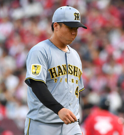 広島対阪神　2回裏終了後、2者連続本塁打を許した村上頌樹は悔しそうな表情でベンチへ戻る（撮影・岩下翔太）