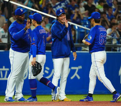 ヤクルト対中日　ヤクルトに勝ち勝利投手の中日高橋宏斗（中央）は笑顔でナインとタッチを交わす（撮影・垰建太）