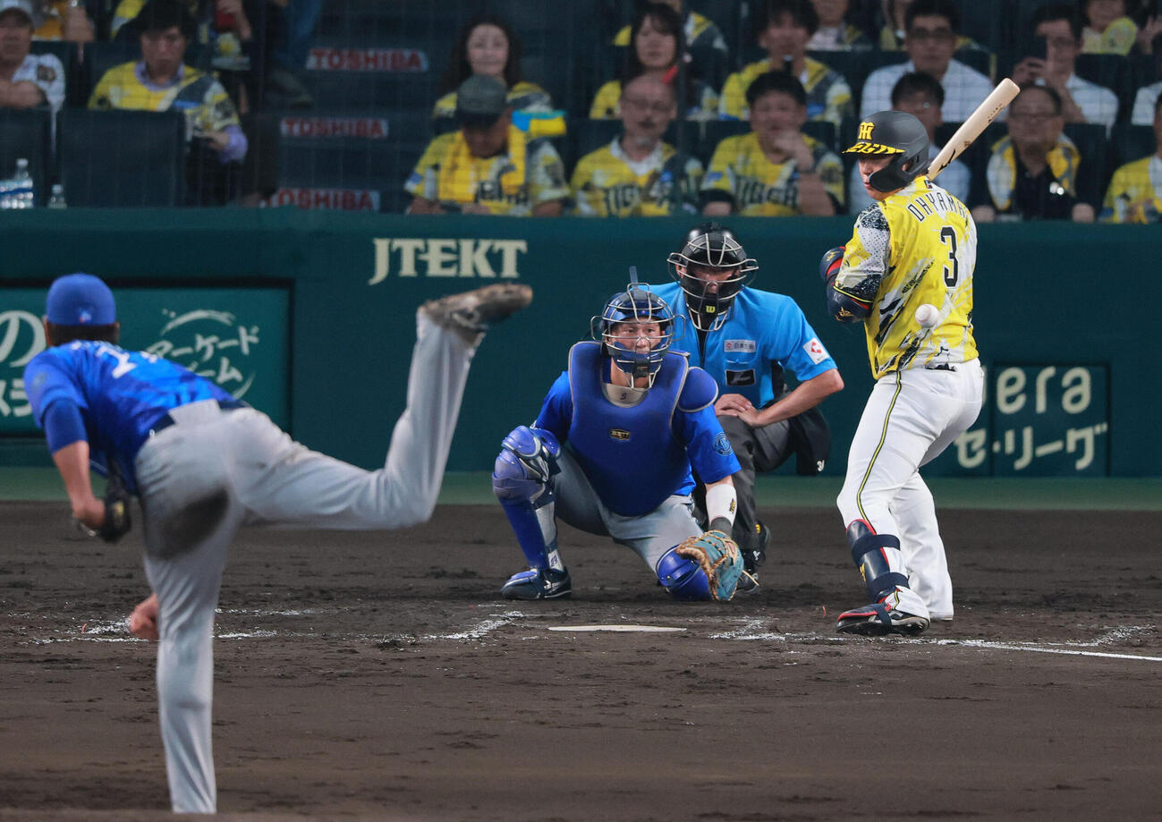 阪神対DeNA 3回裏阪神2死、大山悠輔は死球を受ける。投手藤浪晋太郎（撮影・上山淳一）