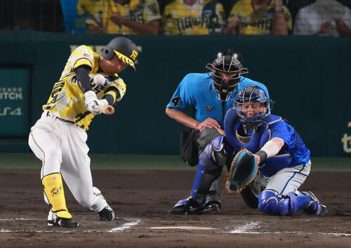 阪神対DeNA 6回裏阪神1死二塁、近本光司は同点適時打を放つ（撮影・上山淳一）