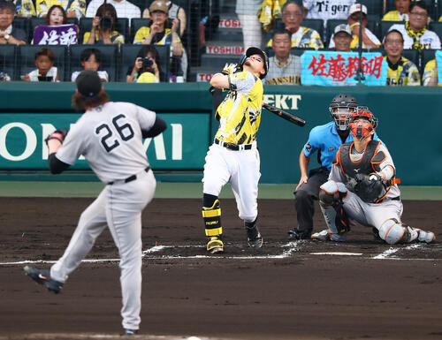 阪神対巨人　1回裏阪神1死一、三塁、佐藤輝明は捕邪飛を打ち上げる。投手フォレスト・ウィットリー（撮影・加藤哉）
