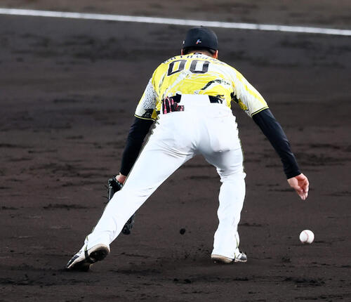 阪神対巨人　4回表巨人無死一塁、元山飛優は小浜佑斗の打球をエラーする（撮影・加藤哉）