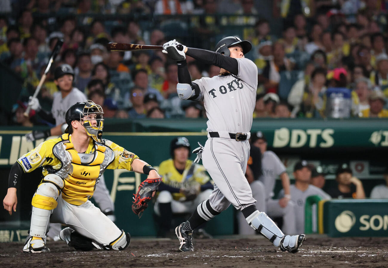 阪神対巨人　4回表巨人無死一、二塁、佐々木俊輔は勝ち越し適時二塁打を放つ（撮影・宮崎幸一）