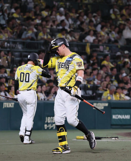 阪神対巨人　8回裏阪神1死佐藤輝明は空振り三振に倒れる（撮影・宮崎幸一）