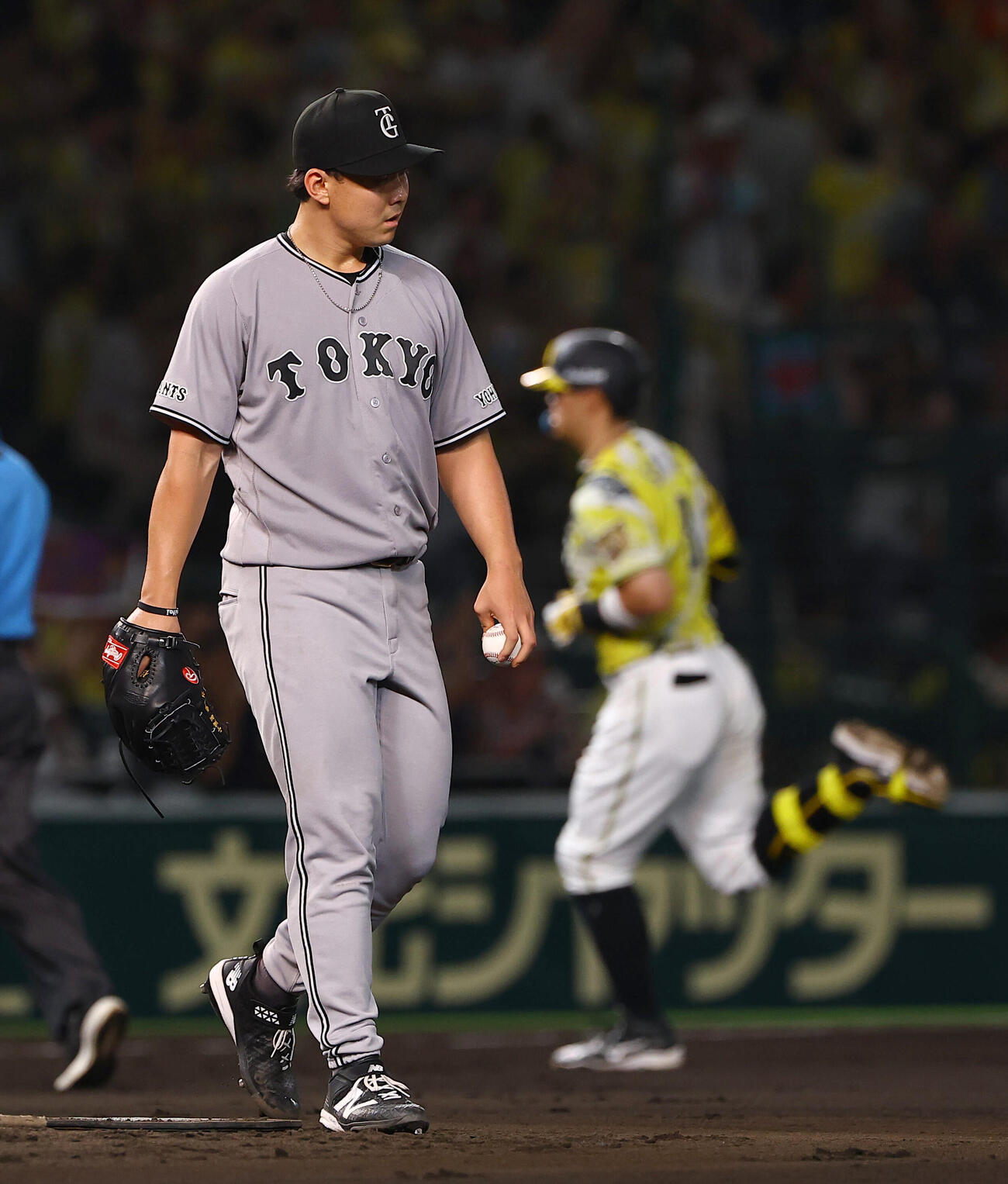 阪神対巨人　6回裏阪神無死、小笠原慎之介は佐藤輝明に先制本塁打を浴びる（撮影・上田博志）