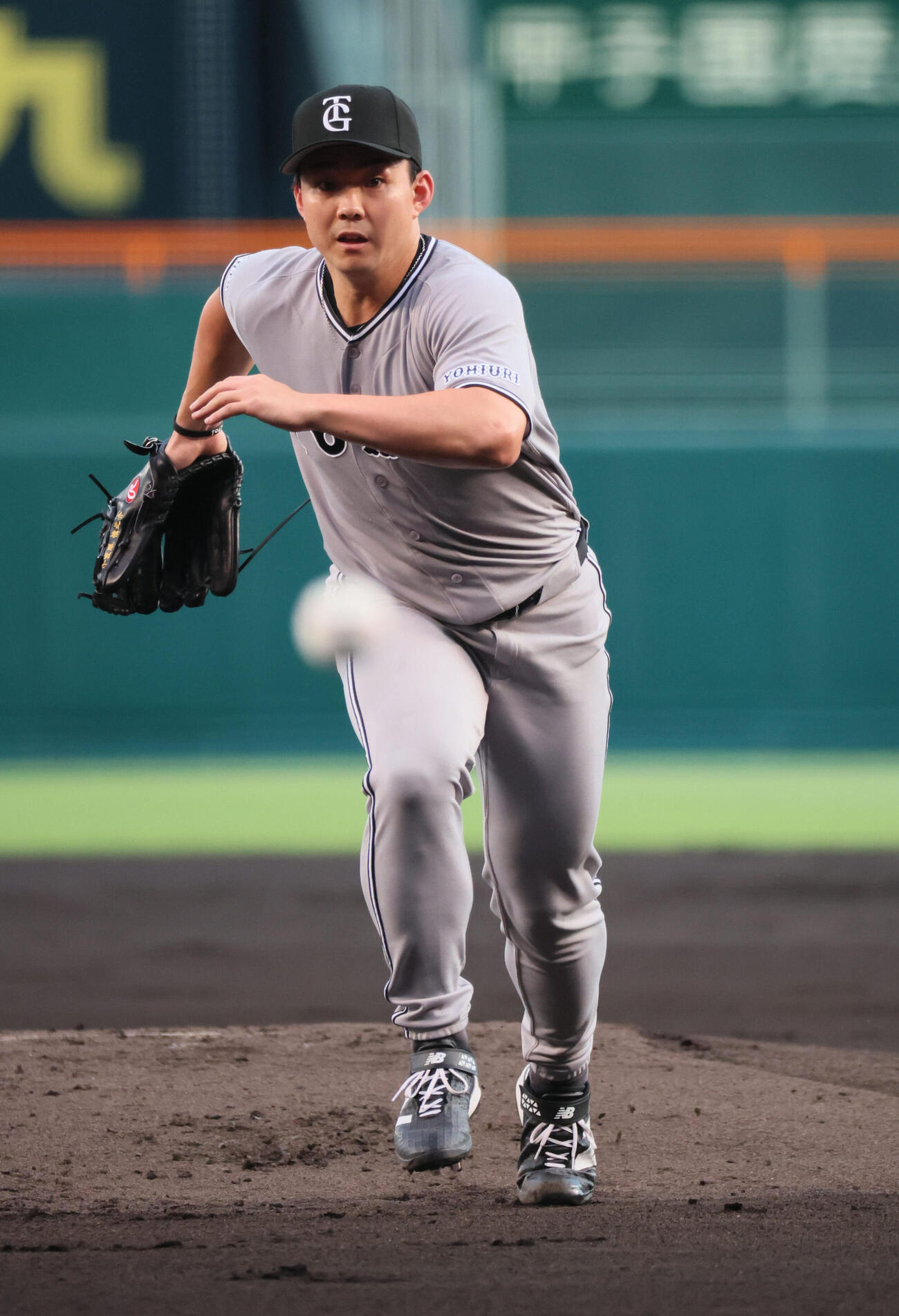 阪神対巨人　1回裏阪神無死一塁、巨人先発の小笠原慎之介は中野拓夢のバントにダッシュする（撮影・宮崎幸一）