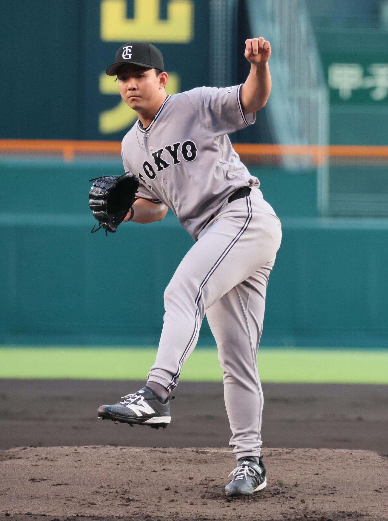 阪神対巨人　1回裏阪神1死二塁、巨人先発の小笠原慎之介は森下翔太を空振り三振に仕留める（撮影・宮崎幸一）
