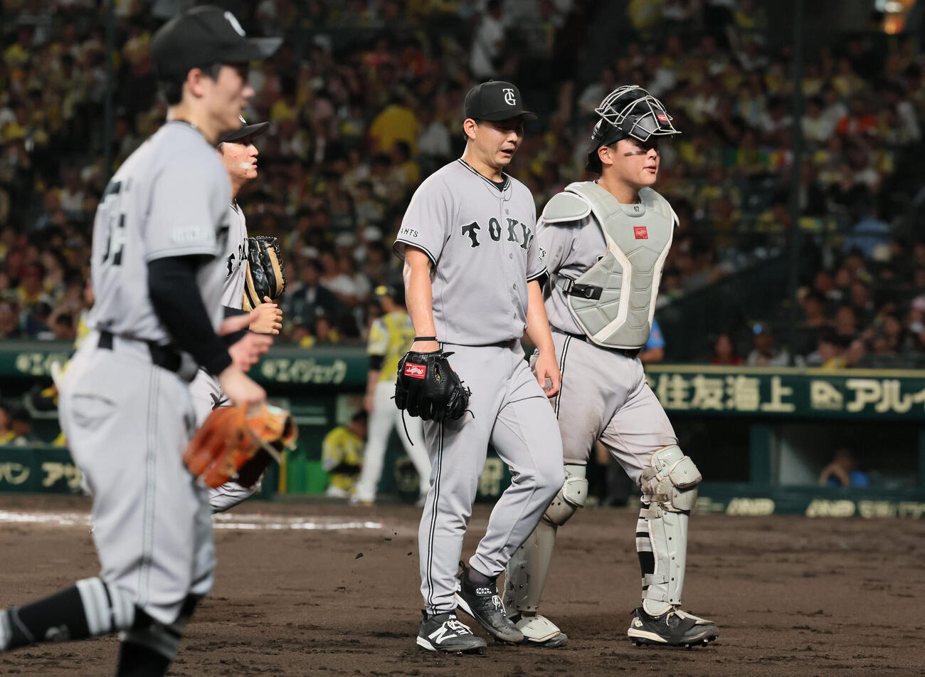 阪神対巨人　6回裏阪神攻撃終了、1点を失いベンチに戻る小笠原慎之介（撮影・宮崎幸一）