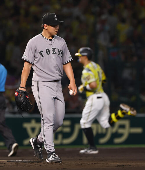 阪神対巨人　6回裏阪神無死、小笠原慎之介は佐藤輝明に先制本塁打を浴びる（撮影・上田博志）