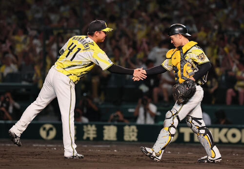 阪神対巨人　完封勝利を挙げた村上頌樹（左）は坂本誠志郎と握手を交わす（撮影・宮崎幸一）