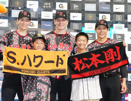巨人対DeNA　試合後、ファンと記念撮影する巨人の選手たち。後方左から松本剛、スペンサー・ハワード、佐々木俊輔（撮影・江口和貴）