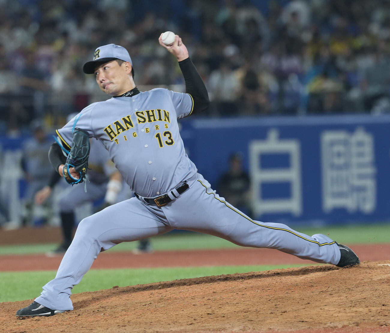 ヤクルト対阪神　9回から登板した阪神岩崎優（撮影・水谷安孝）