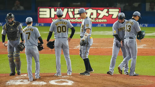ヤクルト対阪神　9回裏、降板する阪神岩崎優（右）（撮影・鈴木みどり）