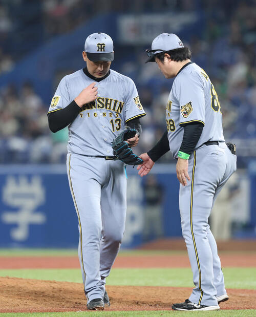 ヤクルト対阪神　9回、マウンドを降りる阪神岩崎優（撮影・増田悦実）