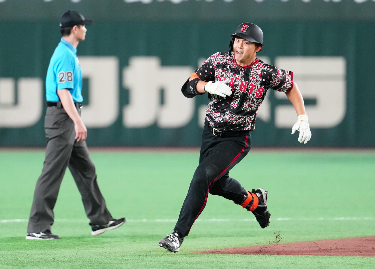 巨人対DeNA 5回裏巨人無死、三塁打で二塁を回る小笠原慎之介（撮影・江口和貴）