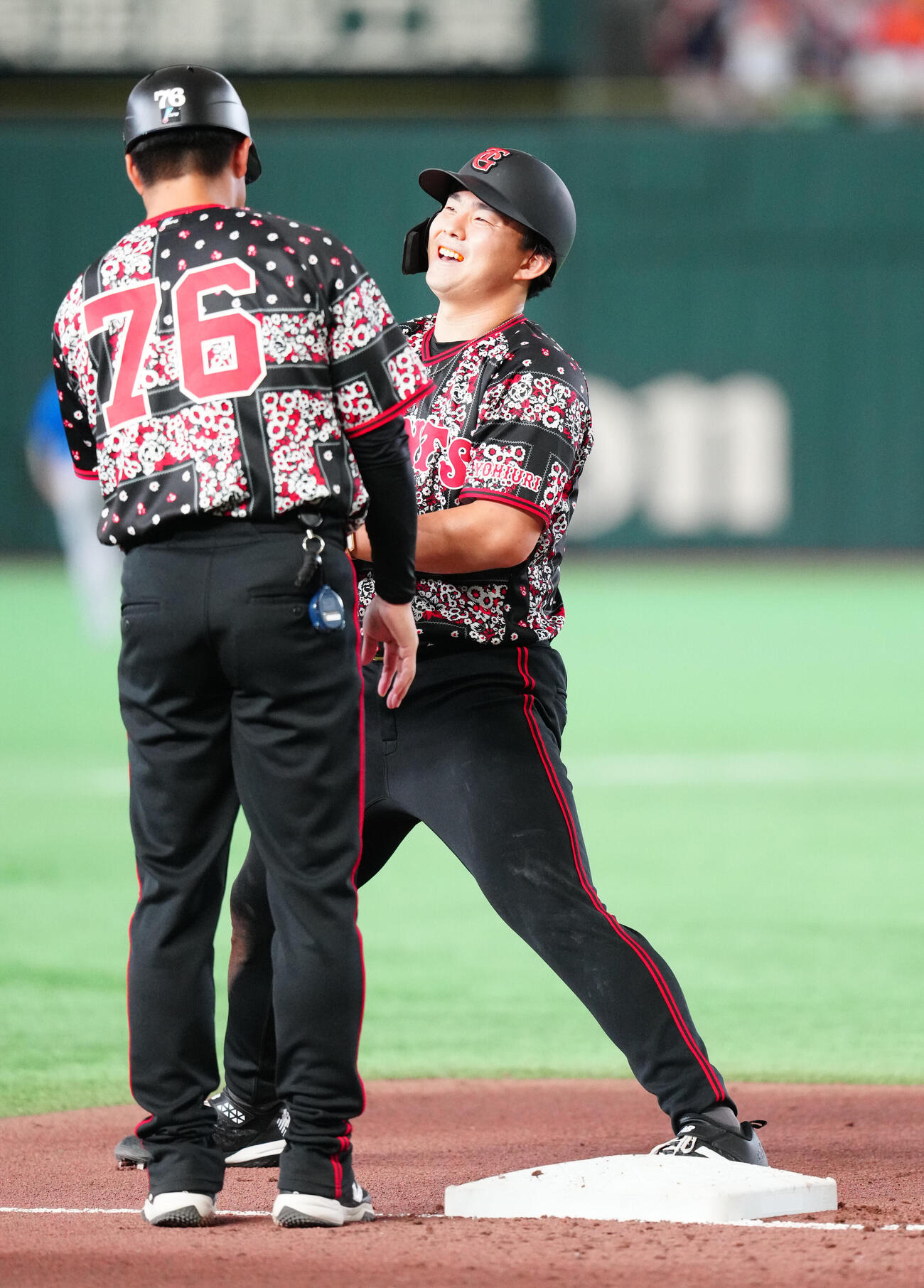 巨人対DeNA 5回裏巨人無死、三塁打を放った小笠原慎之介（右）（撮影・江口和貴）
