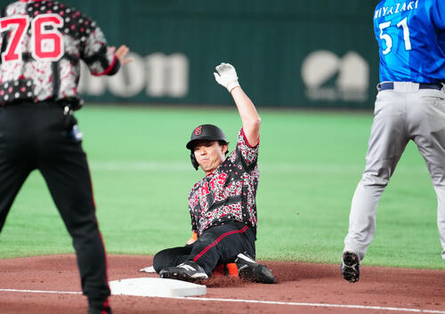 巨人対DeNA 5回裏巨人無死、三塁打で滑り込む小笠原慎之介（撮影・江口和貴）