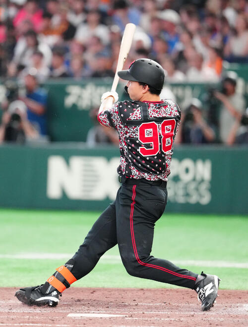 巨人対DeNA 5回裏巨人無死、三塁打を放つ小笠原慎之介（撮影・江口和貴）