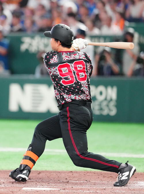 巨人対DeNA 5回裏巨人無死、三塁打を放つ小笠原慎之介（撮影・江口和貴）