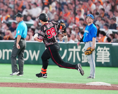 巨人対DeNA 5回裏巨人無死、三塁打で一塁を回る小笠原慎之介（撮影・江口和貴）