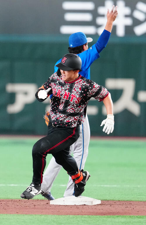 巨人対DeNA 5回裏巨人無死、三塁打で二塁を回る小笠原慎之介（撮影・江口和貴）