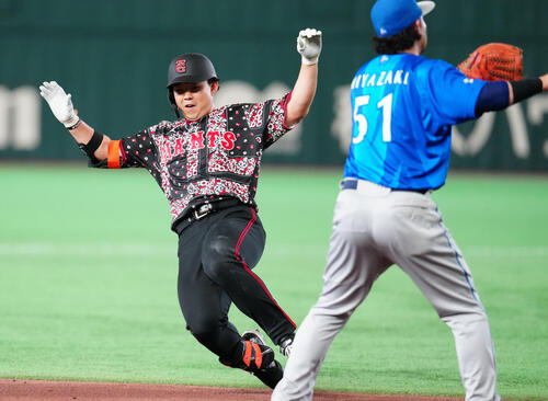 巨人対DeNA 5回裏巨人無死、三塁打で滑り込む小笠原慎之介（撮影・江口和貴）
