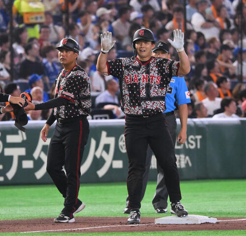 巨人対DeNA 5回裏巨人無死、小笠原慎之介（右）は三塁打を放ちポーズを決める（撮影・滝沢徹郎）