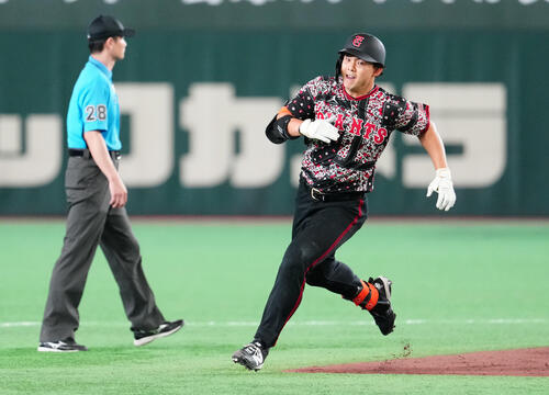 巨人対DeNA 5回裏巨人無死、三塁打で二塁を回る小笠原慎之介（撮影・江口和貴）