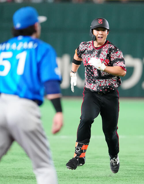 巨人対DeNA 5回裏巨人無死、三塁打で三塁へ向かう小笠原慎之介（撮影・江口和貴）