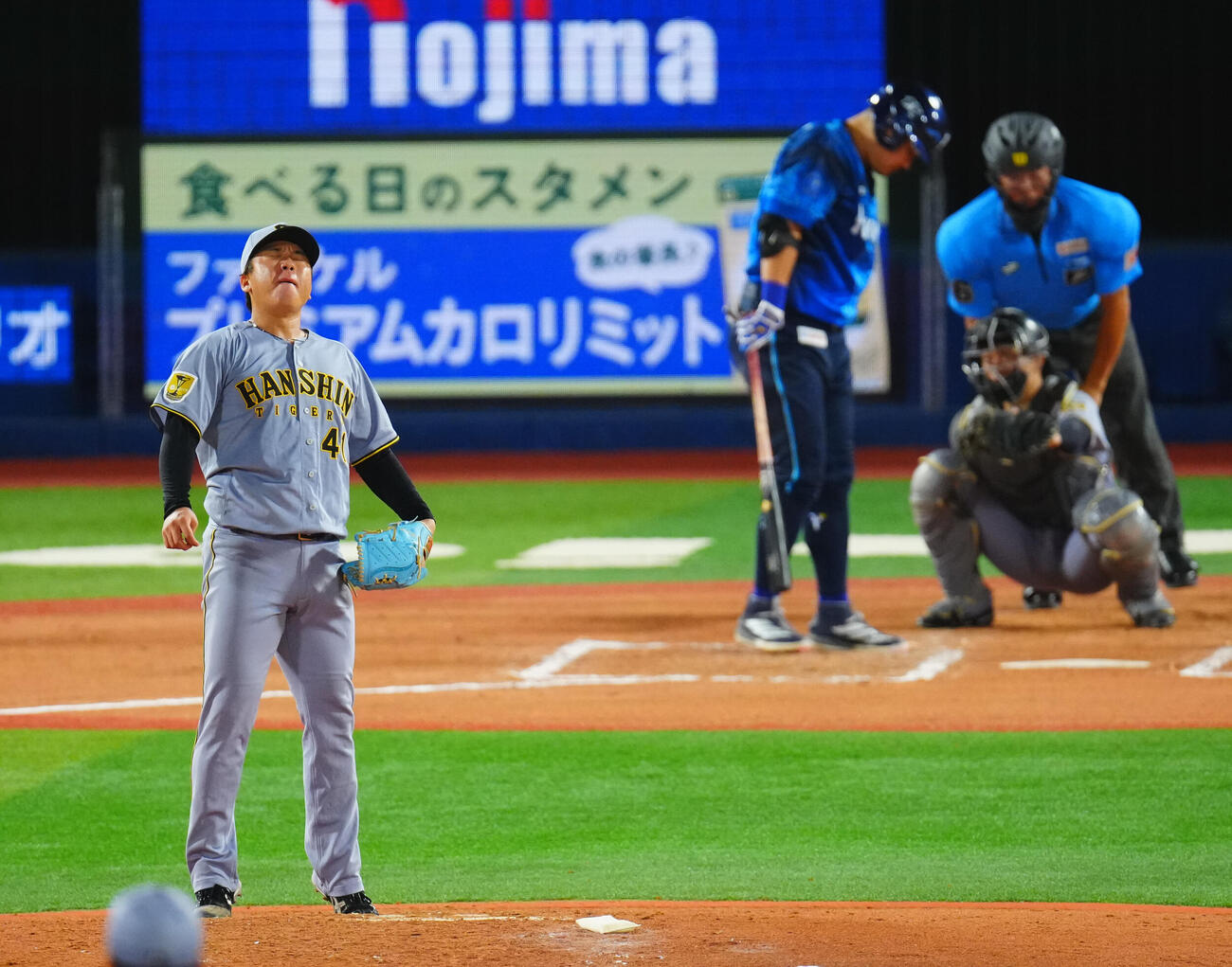 DeNA対阪神　6回裏DeNA1死一塁、際どい判定に厳しい表情の村上頌樹（撮影・垰建太）