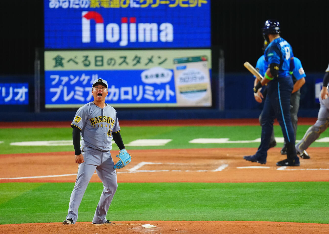DeNA対阪神　6回裏DeNA2死一塁、ヘラル・エンカーナシオンを三振に仕留め雄たけびをあげる村上頌樹（撮影・垰建太）