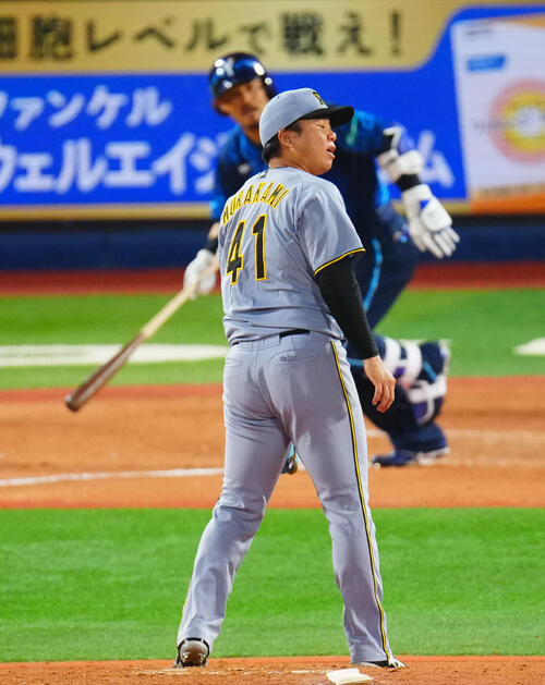 DeNA対阪神　4回裏DeNA2死三塁、宮崎敏郎に先制適時打を許し肩を落とす村上頌樹（撮影・垰建太）