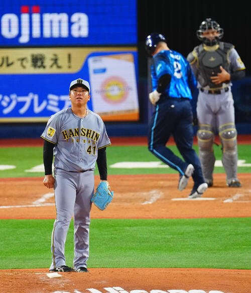 DeNA対阪神　4回裏DeNA2死三塁、宮崎敏郎に先制適時打を許しぼうぜんとする村上頌樹（撮影・垰建太）