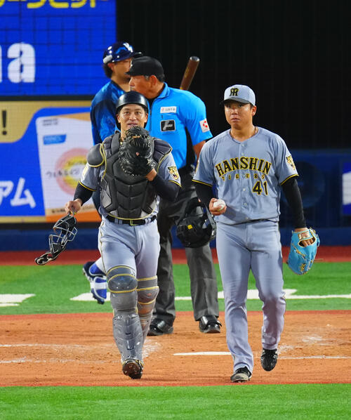 DeNA対阪神　4回裏DeNA2死三塁、打者宮崎敏郎の場面で言葉を交わす村上頌樹（右）と坂本誠志郎（撮影・垰建太）