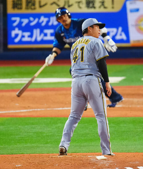 DeNA対阪神　4回裏DeNA2死三塁、宮崎敏郎に先制適時打を許し肩を落とす村上頌樹（撮影・垰建太）