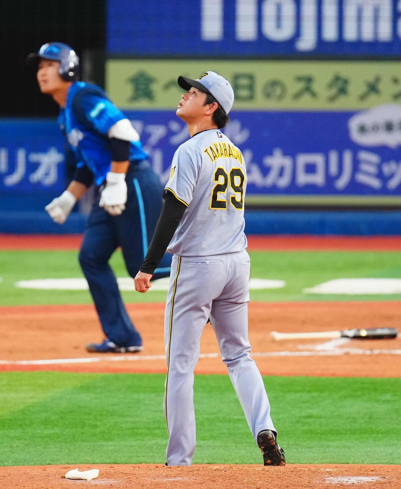 DeNA対阪神　2回裏DeNA1死一塁、宮下朝陽に2点本塁打を浴びる高橋遥人（撮影・垰建太）