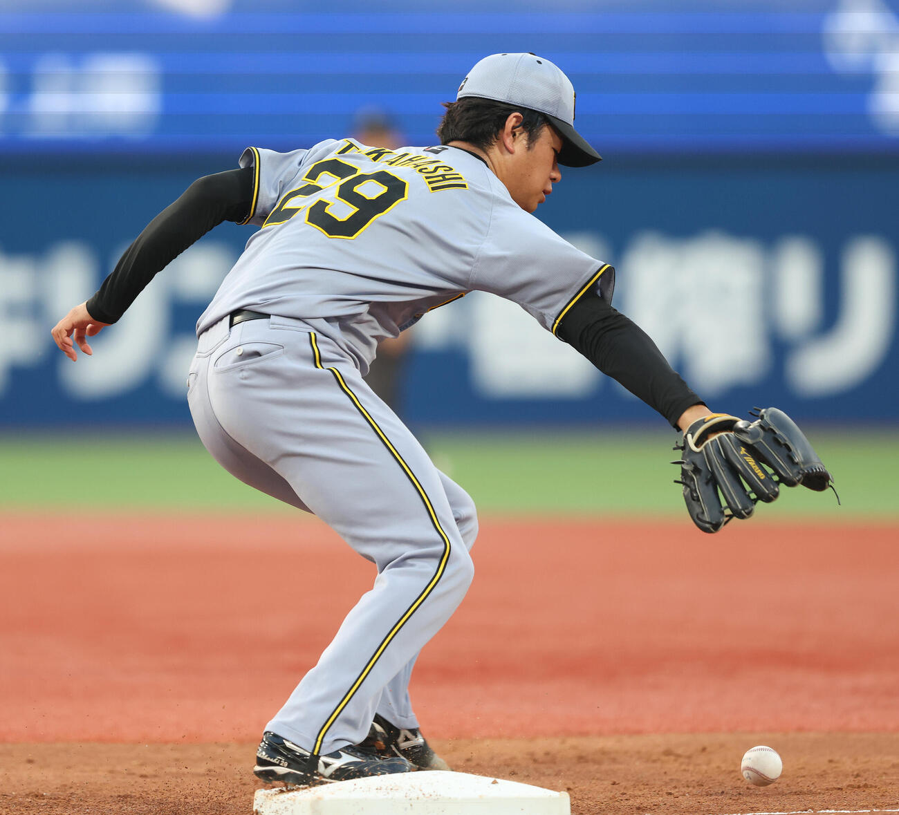 DeNA対阪神　2回裏DeNA1死、捕球ミスし関根大気に出塁を許す高橋遥人（撮影・河田真司）
