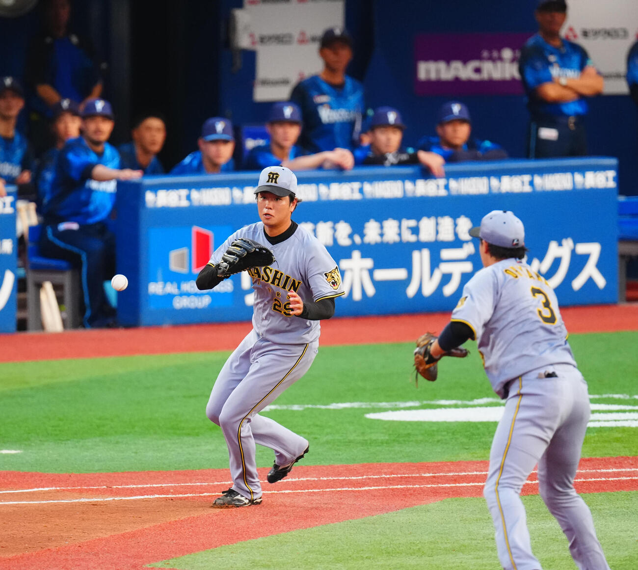 DeNA対阪神　2回裏DeNA1死、関根大気の一ゴロでカバーに入るも大山悠輔（右）からのトスをファンブルする高橋遥人（撮影・垰建太）