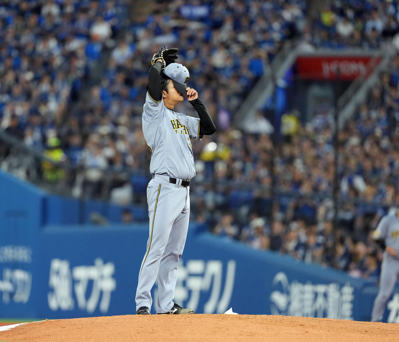 DeNA対阪神　DeNA打戦に捕まり4回6失点と大炎上の阪神先発高橋遥人（撮影・たえ見朱実）