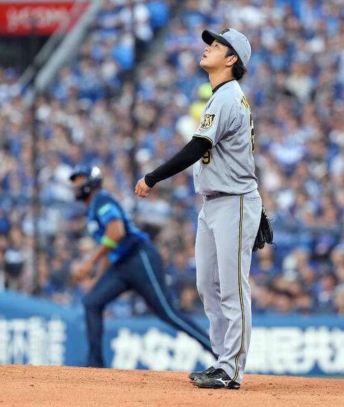 DeNA対阪神　2回裏DeNA無死一塁、筒香嘉智に同点2点本塁打を浴び打球の行方を見る高橋遥人（撮影・たえ見朱実）