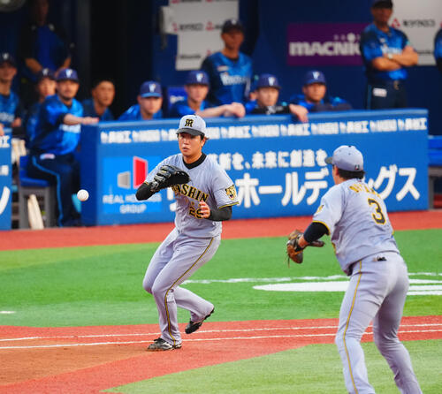 DeNA対阪神　2回裏DeNA1死、関根大気の一ゴロでカバーに入るも大山悠輔（右）からのトスをファンブルする高橋遥人（撮影・垰建太）