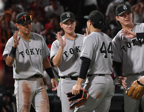 広島対巨人　10勝目をあげた井上温大（中央）はチームメートとハイタッチ（撮影・加藤孝規）